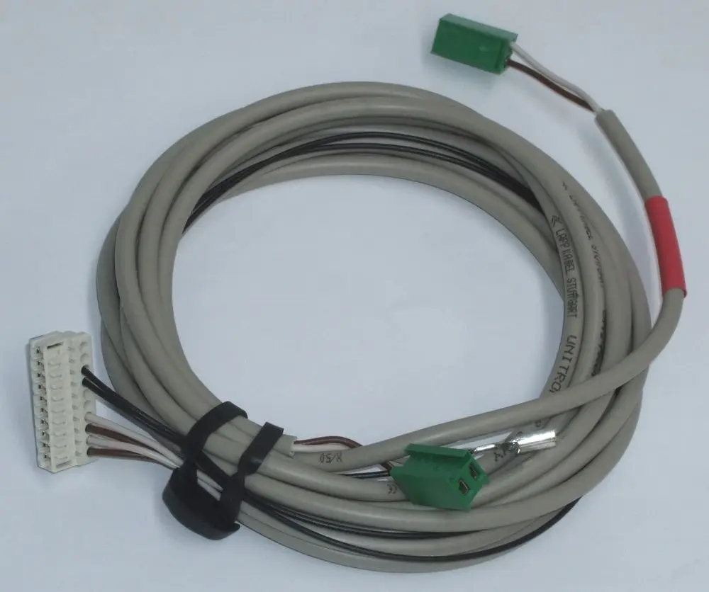 Daikin Kabel mit einem Stecker und grünen Verbindungsklemmen, bestehend aus mehreren Drähten, die für einen Feuerungsautomat-Fühler ausgelegt sind.